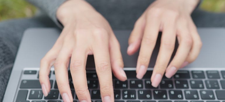 Devojka kuca na laptopu.