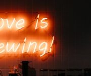 Foto Neon nudi ovakav tip reklama.